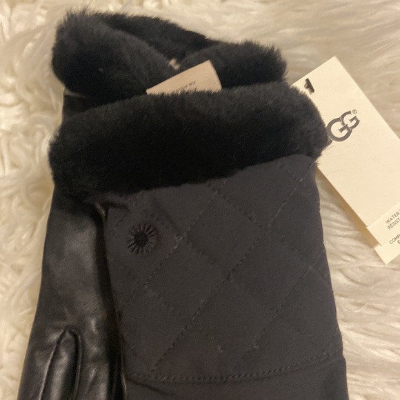 UGG women’s gloves size L/XL brand new with tags color black - Picture 2 of 12